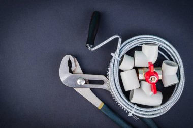 Tesisat araçları ve yedek parçalar siyah arkaplan üzerinde