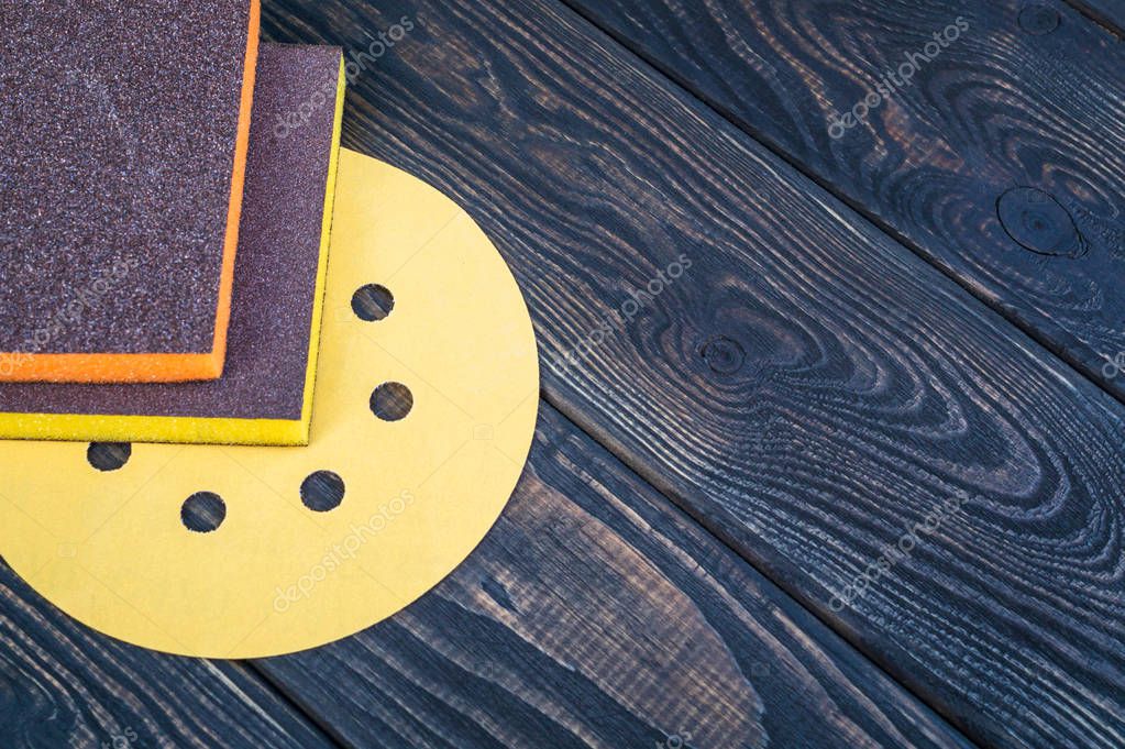 Conjunto de herramientas abrasivas y papel de lija de diferentes