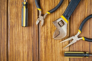 Ahşap vintage arka planda usta inşaatçı ve aksesuarlar için araçlar