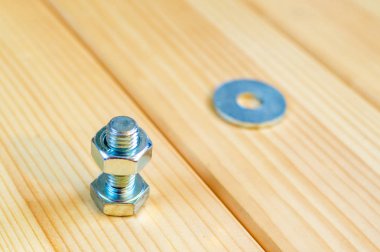 Ana inşaatçı için ahşap arka planda metal cıvata ve ceviz