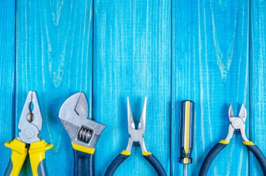 Mavi ahşap arka planda usta inşaatçılar ve aksesuarlar için araçlar