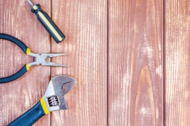 Ahşap vintage arka planda usta inşaatçı ve aksesuarlar için araçlar