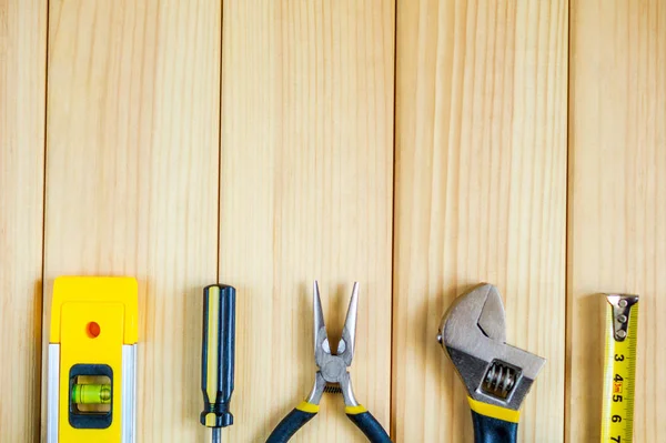 Herramientas para maestro constructor y accesorios sobre fondo de madera — Foto de Stock