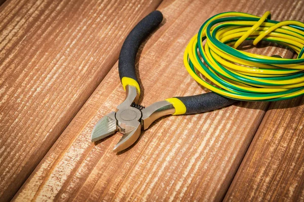 Utensili e pezzi di ricambio per elettricisti su tavole di legno vintage — Foto Stock