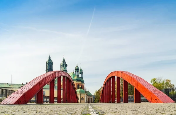 Zicht op de rode brug en de kathedraal van de Heiligen Peter en Paul in de Poolse stad Poznan — Stockfoto