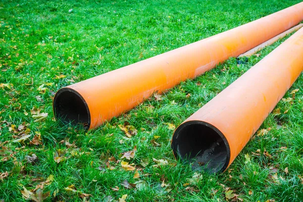 Dos tuberías de agua en la hierba durante las reparaciones de plomería en construcción — Foto de Stock