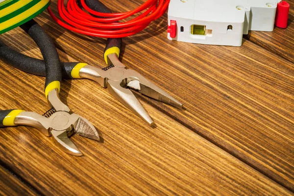 Gereedschap en onderdelen voor elektricien op vintage houten planken — Stockfoto