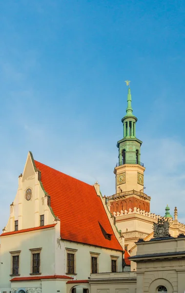 Architectuur van Poznan in Polen uitzicht op de binnenplaats van het kasteel en het huis — Stockfoto