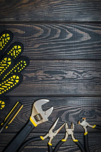 Gereedschap voor master builder en accessoires op een houten zwarte vintage achtergrond — Stockfoto