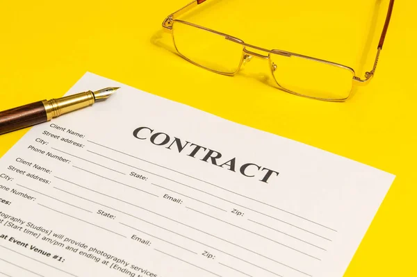 Elementos Formação Contrato Mesa Escritório Amarelo Com Óculos Caneta Ideia — Fotografia de Stock