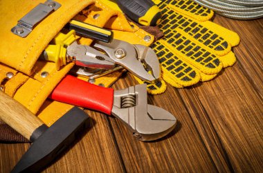 Tesisat aletleri ve enstrümanlar eski ahşap tahtalarda deri çantada.