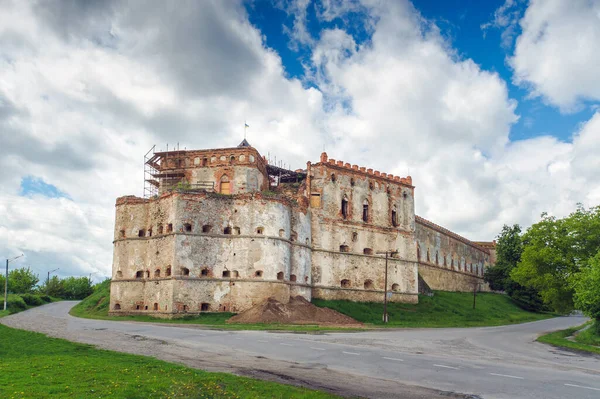 Medzhibozh Ukrayna köyündeki eski kale orijinal halinde korunmuş.
