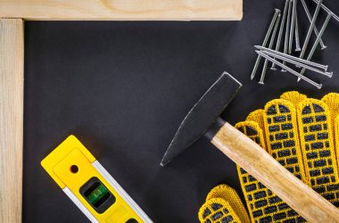 Siyah arka planda marangozluk ve aksesuarlar için profesyonel araçlar