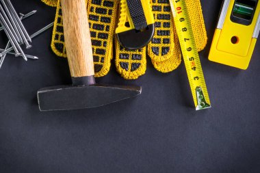 Siyah arkaplanda reklam alanı olan usta inşaatçılar için bir araçName