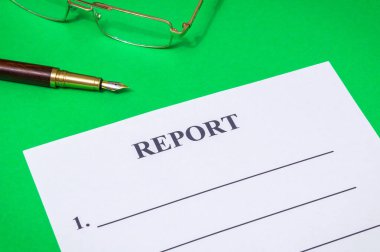 Ofisin yeşil masasında gözlüklü ve kalemli rapor formu, iş fikri