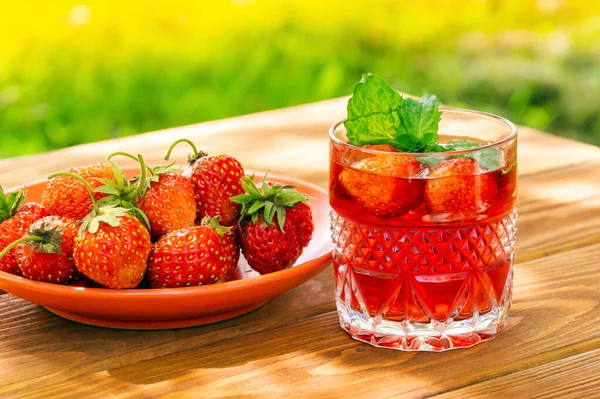 Strawberries Plate Table Fresh Drinks Mint Sunny Day — Stock Photo, Image