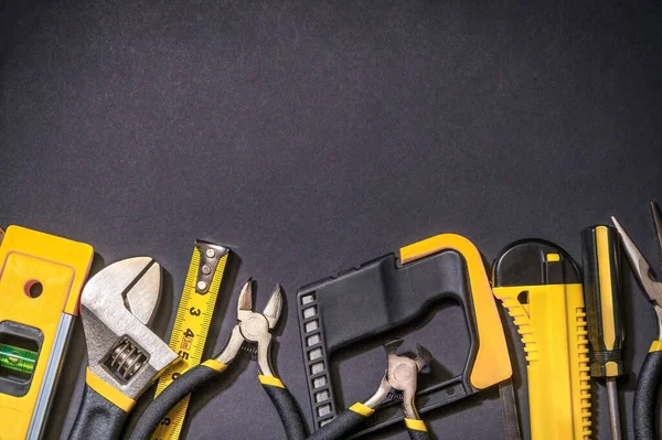 Reklam için yeri olan siyah arkaplan üzerinde çalışmadan önce hazırlanmış usta bir inşaatçı için araç