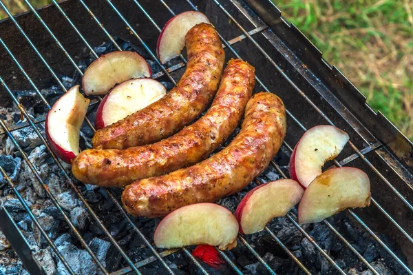 Různé chutné grilované maso se zeleninou nad uhlím na grilu — Stock fotografie