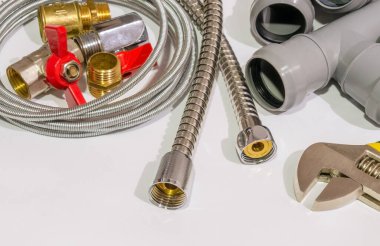 Tesisat tamiri veya yenilenmesi için gereken aksesuarlar ve araçlar usta tarafından hazırlanır.