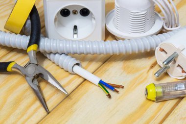 Ahşap tahtalarda elektrik tamiratı için yedek parça ve araç