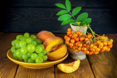 Hasattan sonra tahta masada şeftali üzümleri ve kızılcık üzümleriyle dolu bir hayat.