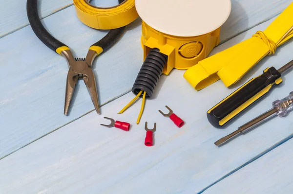 修理又は設定の前に調製電気のための青板上の黄色の予備部品及び工具 — ストック写真