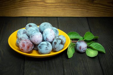 Eski bir masadaki erikler, ilginç ve güzel natürmortlar.