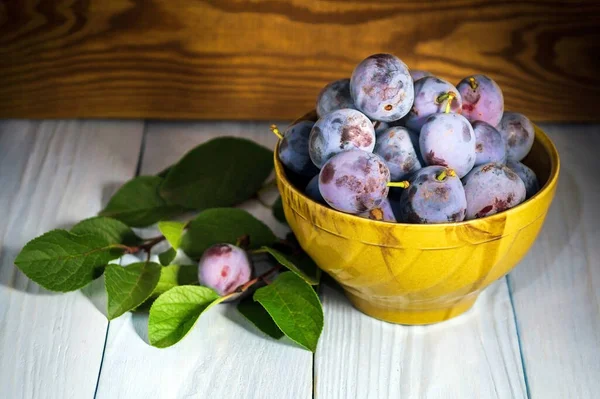 Eski bir masadaki erikler, ilginç ve güzel natürmortlar.