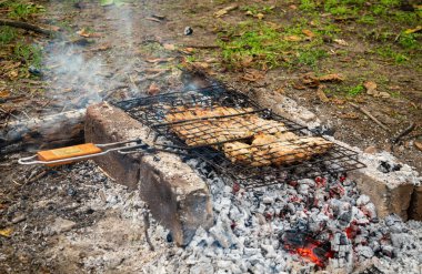 # Kömürün üstünde ızgara ızgara et #