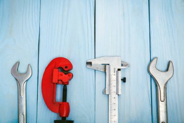 Tesisatçılar için aletler ya da ahşap mavi tahtalarda usta bir inşaatçı.