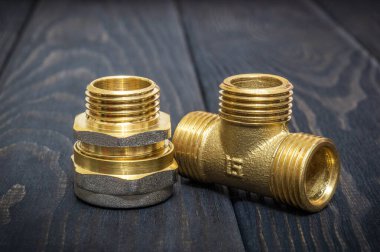 Genellikle su ve gaz tesislerinde iki pirinç tesisatı kullanılır.