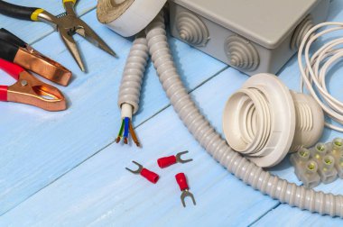 Tamir öncesi hazırlanmış elektrik panoları için yedek parça ve araç