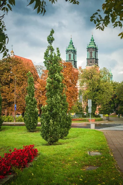 안개낀 날씨에 베드로와 교회로 Poznan Poland September 2020 — 스톡 사진
