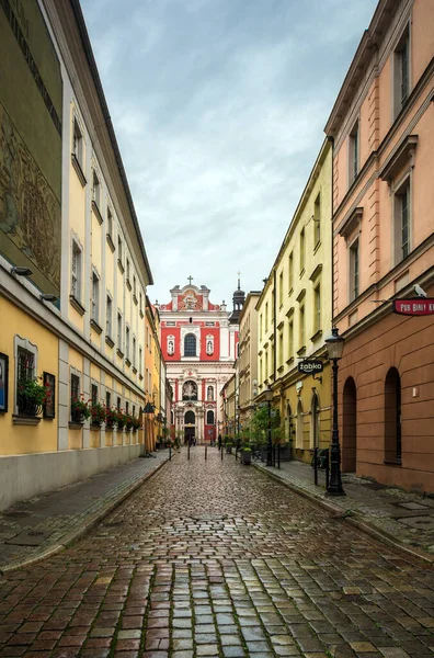 Calle Con Tiempo Lluvioso Que Conduce Iglesia Centro Ciudad Poznan — Foto de Stock