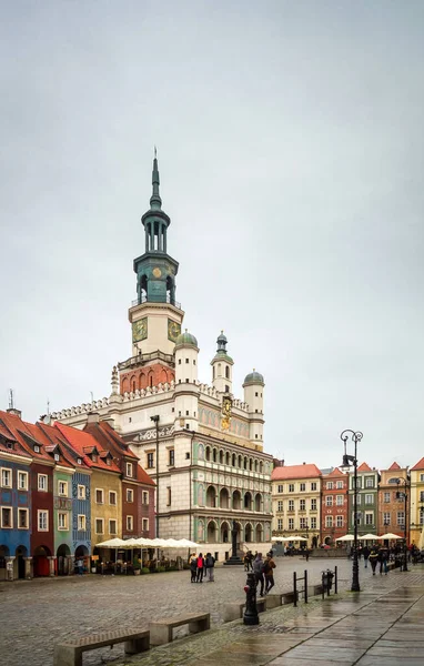 Pazar Meydanında Antik Mimari Yağmurlu Günlerde Şehir Merkezi Poznan Polonya — Stok fotoğraf
