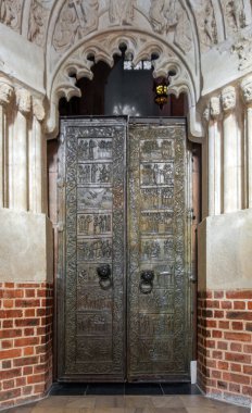 Tapınaktaki eski bronz kapılar 1000 yıldan daha eskidir: Gniezno / Polonya - 29 Eylül 2020