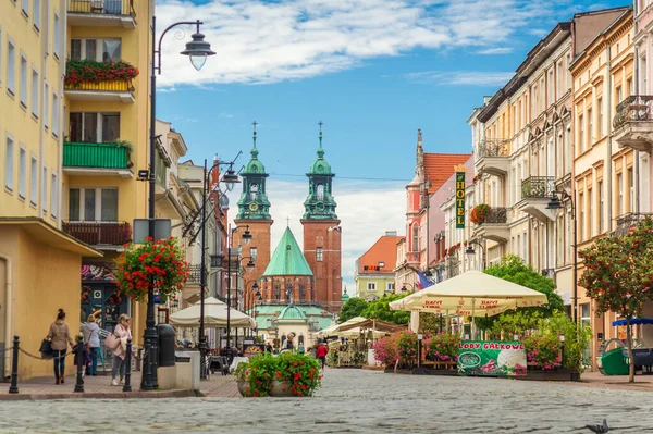 Şehir Merkezinde Sokak Manzarası Seyahat Edilecek Katedral Bazilikası Gniezno Polonya — Stok fotoğraf
