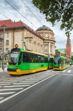 Poznan şehir merkezindeki eski mimari ve tramvay turistler ve turistler için: Poznan / Polonya - Ekim 05, 2020