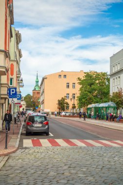 Şehir merkezindeki cadde manzarası ve turistler için antik mimari mekanı: Gniezno / Polonya - Ekim 06, 2020