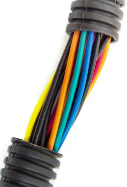 Beyaz arka planda farklı renklerde elektrik kabloları. Elektrik ağına bağlanmak için kullanılır