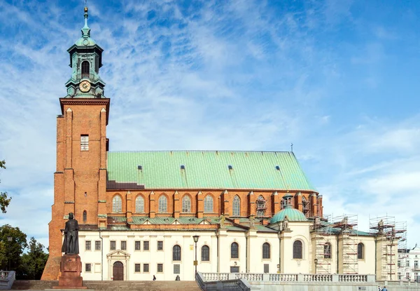 Uitzicht Kathedraal Basiliek Het Centrum Van Gniezno Populaire Toeristische Bestemming — Stockfoto