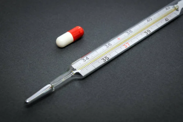 Set Für Grippebehandlung Kapseln Und Thermometer Mittel Zum Schutz Vor — Stockfoto