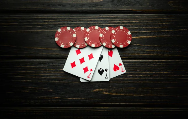 Популярна Гра Покер Виграшною Комбінацією Трьох Видів Гральні Карти Червоні Стокове Фото