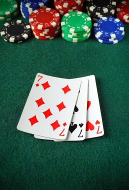 İskambil kartları yeşil bir keçeli masa üzerinde renkli poker fişleri ile yan yana dizilir. Bu ayar arkadaşlar arasında sıradan bir oyun gecesi ya da poker oyunu önerir.