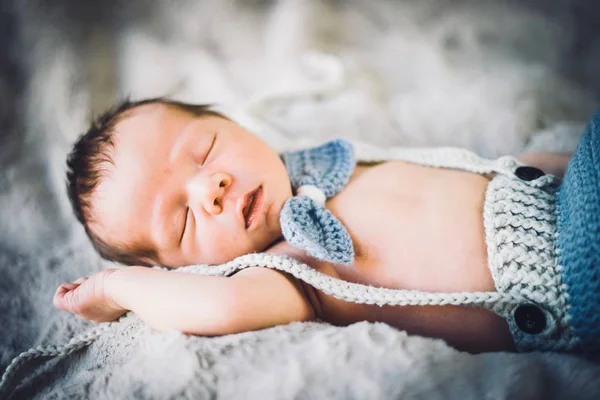 Bebé Recién Nacido Durmiendo Pajarita Pantalones Punto Azul Gris — Foto de Stock