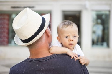 Üç ay bebek çocuk babasının kol dünyadan gözlemleyerek