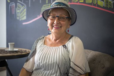 Kafe yerde kahve içme zarif yaşlı kadın