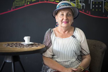 Kafe yerde kahve içme endişe yaşlı kadın