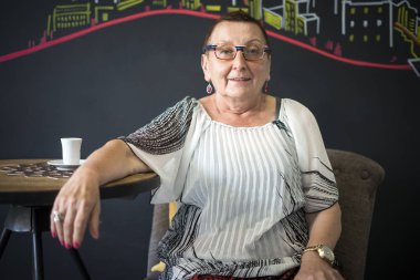 Kafe yerde kahve içme zarif yaşlı kadın