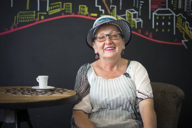 Kafe yerde kahve içme zarif yaşlı kadın